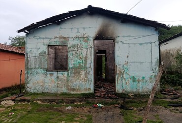 Incêndio atinge residência e deixa uma mulher ferida em Socorro