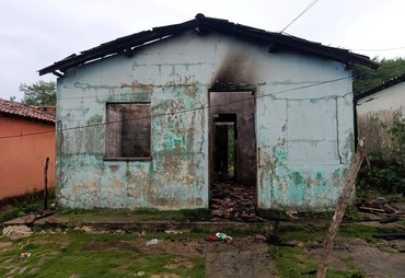Incêndio atinge residência e deixa uma mulher ferida em Socorro