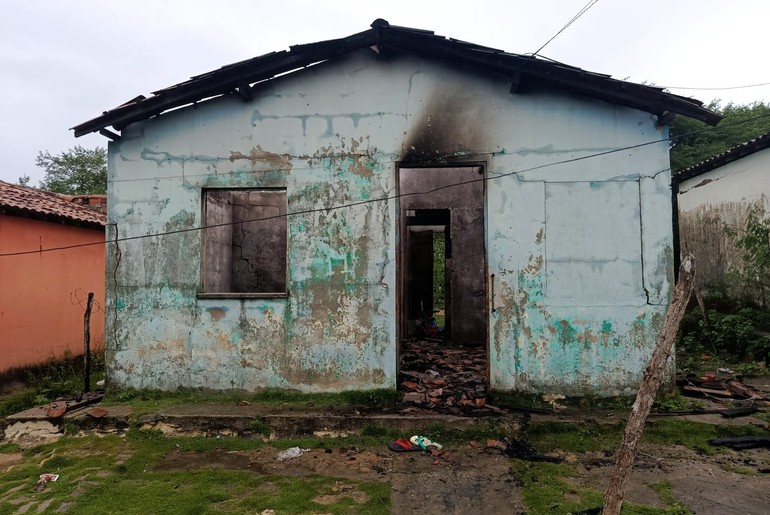 Incêndio atinge residência e deixa uma mulher ferida em Socorro