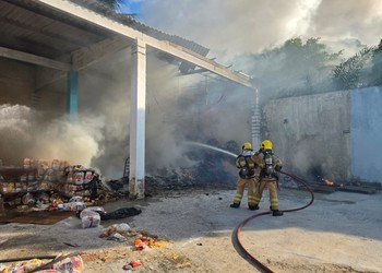 Incêndio atinge distribuidora de alimentos e destrói cestas básicas em Socorro