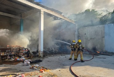 Incêndio atinge distribuidora de alimentos e destrói cestas básicas em Socorro