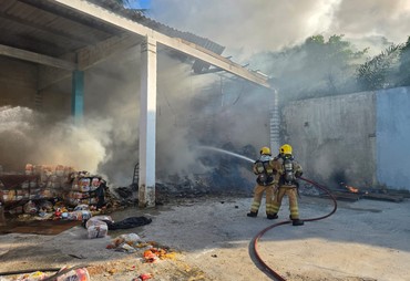 Incêndio atinge distribuidora de alimentos e destrói cestas básicas em Socorro