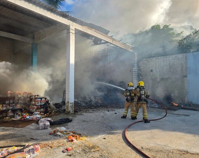 Incêndio atinge distribuidora de alimentos e destrói cestas básicas em Socorro