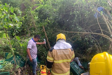 Motorista é resgatado após caminhão cair em ribanceira às margens do Rio Vaza-Barris