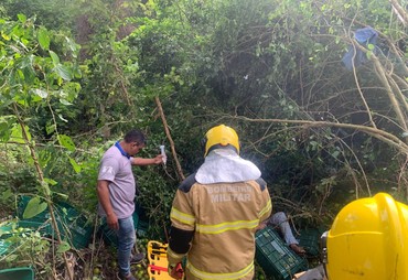 Motorista é resgatado após caminhão cair em ribanceira às margens do Rio Vaza-Barris