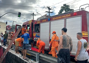 Motociclista é resgatado após cair em canal no Bairro 18 do Forte, em Aracaju
