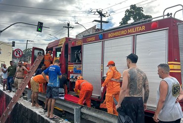 Motociclista é resgatado após cair em canal no Bairro 18 do Forte, em Aracaju