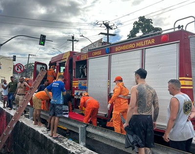 Motociclista é resgatado após cair em canal no Bairro 18 do Forte, em Aracaju