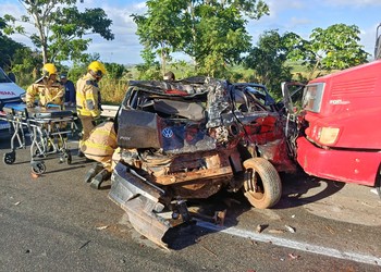 Colisão entre carreta e carro deixa uma pessoa morta e outra gravemente ferida na BR-235
