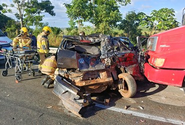 Colisão entre carreta e carro deixa uma pessoa morta e outra gravemente ferida na BR-235
