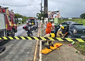Idoso fica preso às ferragens após carro colidir contra poste na Farolândia