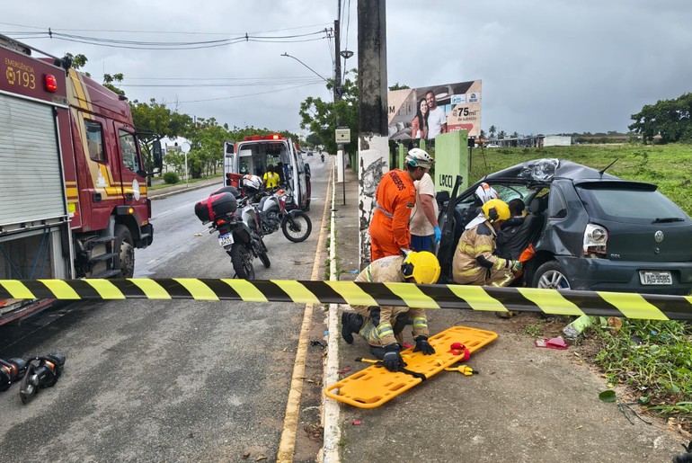 Idoso fica preso às ferragens após carro colidir contra poste na Farolândia