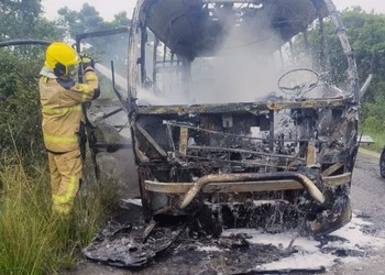 Micro-ônibus escolar pega fogo na BR-349 entre Japoatã e Neópolis