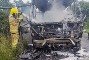 Micro-ônibus escolar pega fogo na BR-349 entre Japoatã e Neópolis