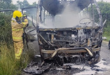 Micro-ônibus escolar pega fogo na BR-349 entre Japoatã e Neópolis