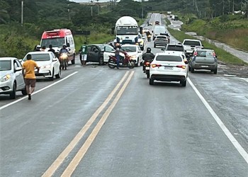 Engavetamento envolvendo quatro carros deixa ferido na BR-235, em Socorro