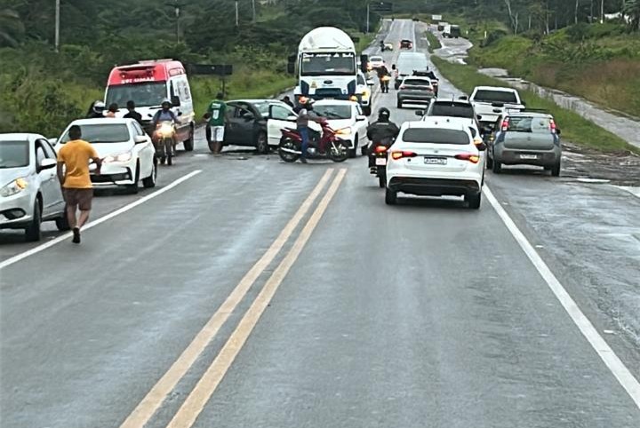 Engavetamento envolvendo quatro carros deixa ferido na BR-235, em Socorro