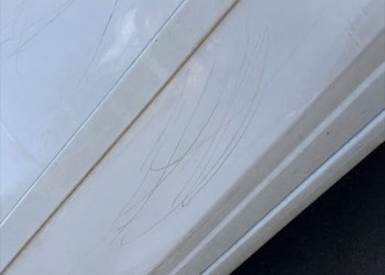 Advogada denuncia danos em carro após se recusar a pagar flanelinha no Arraiá do Povo