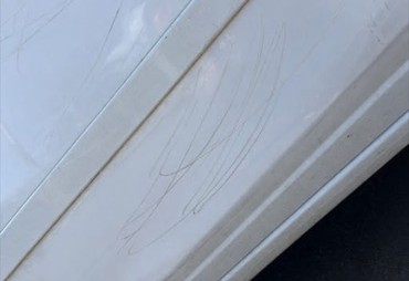 Advogada denuncia danos em carro após se recusar a pagar flanelinha no Arraiá do Povo