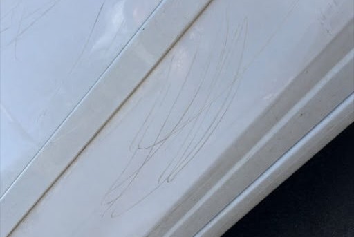 Advogada denuncia danos em carro após se recusar a pagar flanelinha no Arraiá do Povo