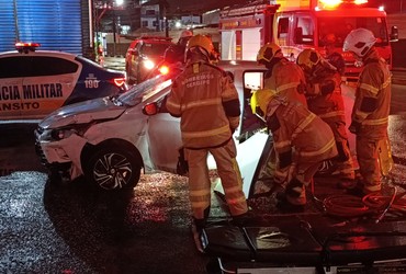 Motorista é resgatado após acidente de trânsito no bairro Siqueira Campos, em Aracaju