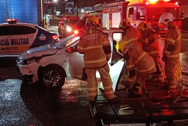 Motorista é resgatado após acidente de trânsito no bairro Siqueira Campos, em Aracaju