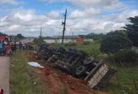 Acidente com carreta deixa mulher e criança mortas na BR-101