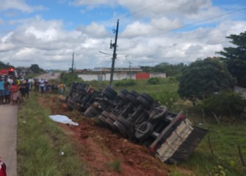 Acidente com carreta deixa mulher e criança mortas na BR-101