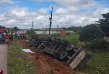 Acidente com carreta deixa mulher e criança mortas na BR-101