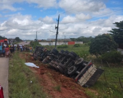 Acidente com carreta deixa mulher e criança mortas na BR-101