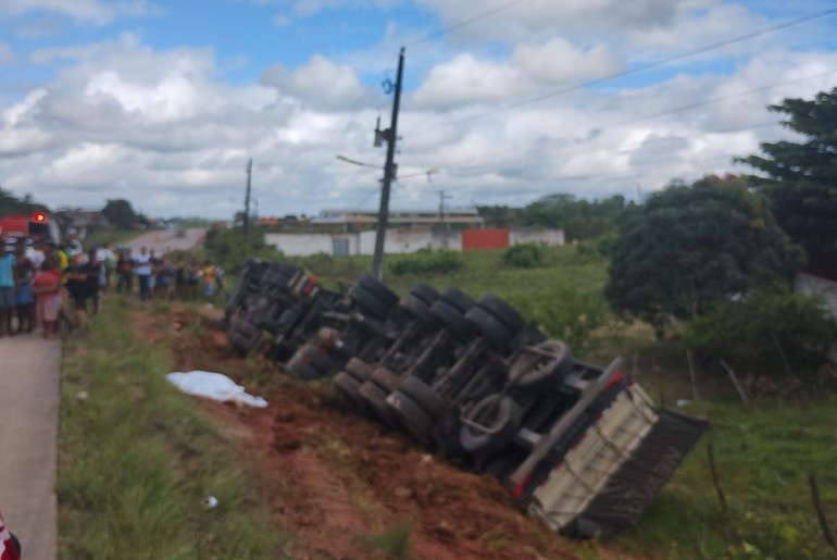 Acidente com carreta deixa mulher e criança mortas na BR-101