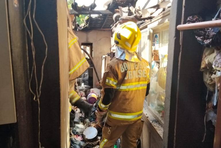 Incêndio atinge residência e destrói parte de imóvel em Carira