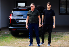 Bolsonaro é internado para cirurgia de hérnia inguinal em Brasília