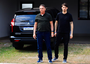 Bolsonaro é internado para cirurgia de hérnia inguinal em Brasília