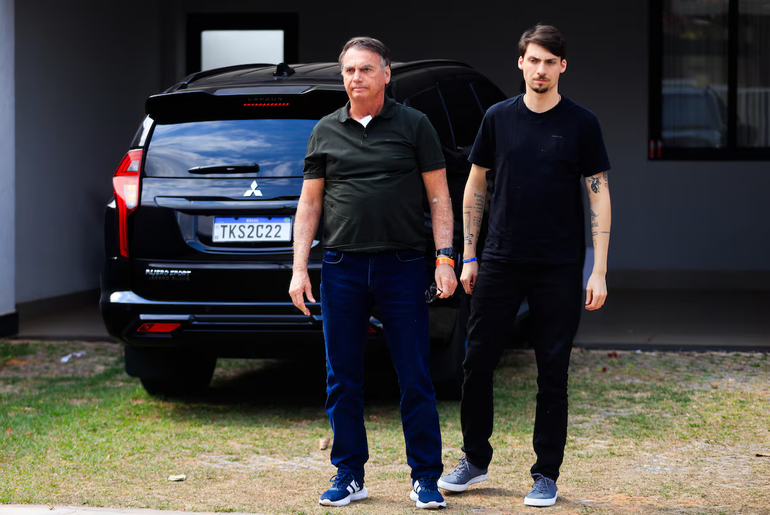 Bolsonaro é internado para cirurgia de hérnia inguinal em Brasília