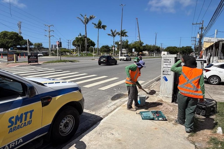 Reparo em semáforo altera trânsito na Av. Tancredo Neves nesta quinta (2)