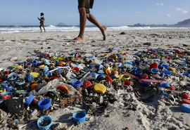 Estudo mostra a contaminação da água, ar e alimentos por Micro e Nanoplásticos