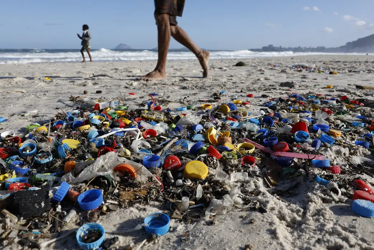 Estudo mostra a contaminação da água, ar e alimentos por Micro e Nanoplásticos