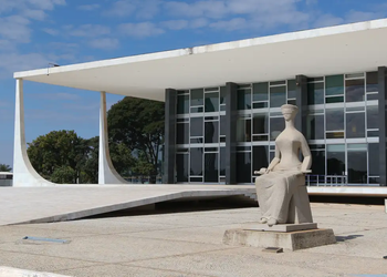 Moraes pede sessão extra no STF para julgar Bolsonaro e mais sete réus