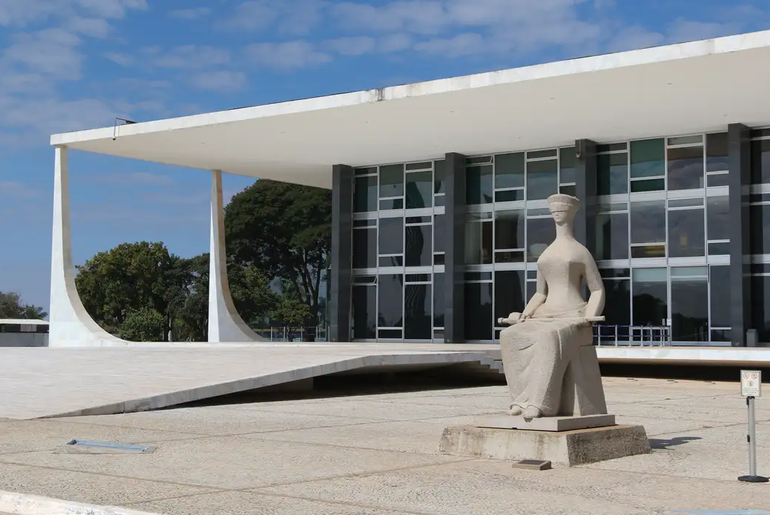 Moraes pede sessão extra no STF para julgar Bolsonaro e mais sete réus