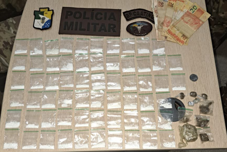 Trio é apreendido com mais de 70 porções de drogas em Porto da Folha