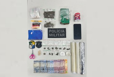 Polícia apreende drogas e materiais do tráfico no bairro Novo Horizonte, em Aracaju