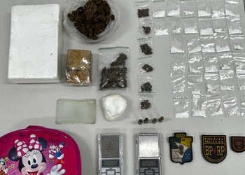 Ação policial apreende drogas e munições em Socorro; suspeito foge