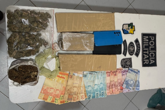 Dupla é presa com quase três quilos de drogas em Capela