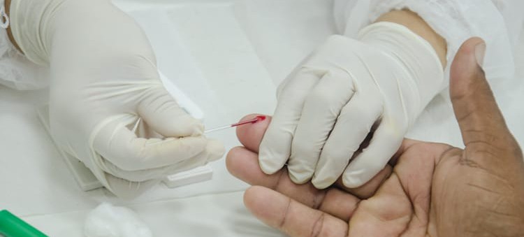 Dezembro Vermelho: campanha conscientiza sobre prevenção ao HIV