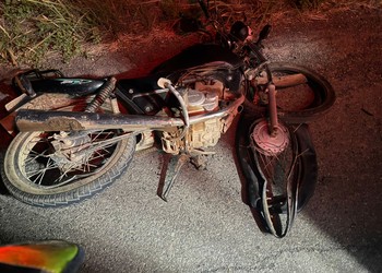 Motociclista fica ferido após colisão em cabeceira da ponte na SE-270
