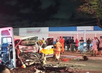 Veículo conduzido por adolescente se envolve em colisão frontal com van escolar em Aracaju