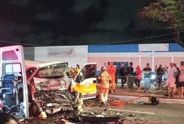 Veículo conduzido por adolescente se envolve em colisão frontal com van escolar em Aracaju