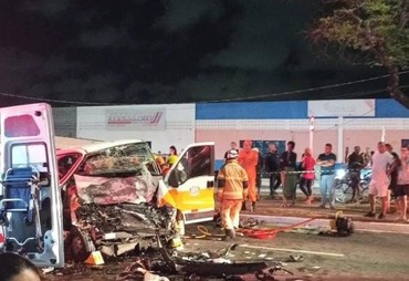 [VÍDEO] Veículo conduzido por adolescente se envolve em colisão frontal com van escolar em Aracaju