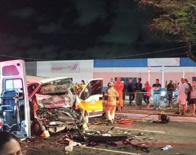 [VÍDEO] Veículo conduzido por adolescente se envolve em colisão frontal com van escolar em Aracaju